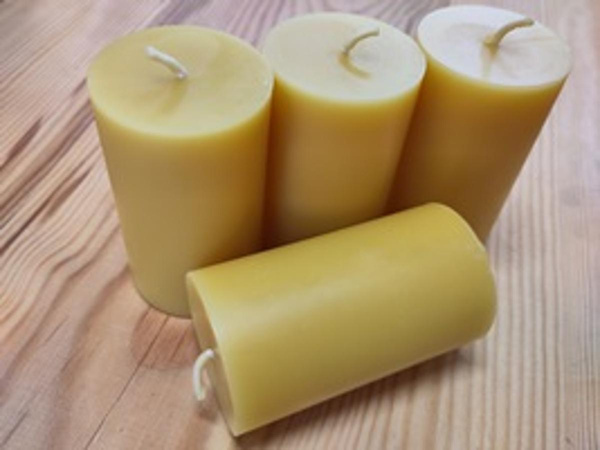 Produktfoto zu Echte Bienenwachkerze, zylindrisch, Höhe 10cm Durchm. 6cm